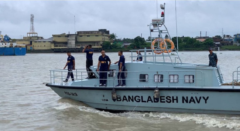 খুলনায় ফেরি-ট্রলার সংঘর্ষ: নিখোঁজ আকাশের সন্ধানে ১২ ঘণ্টা পরও অগ্রগতি নেই